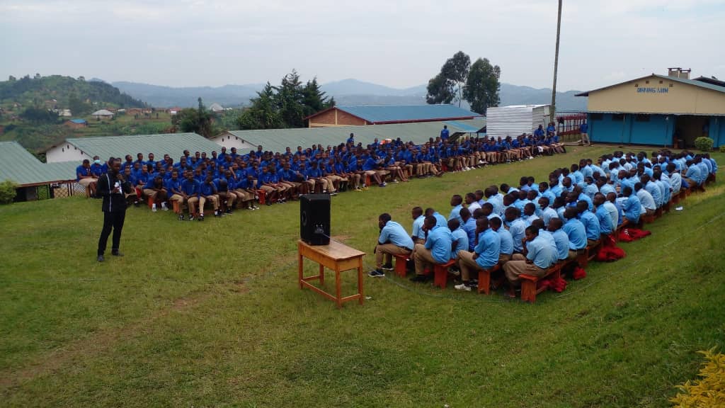 Schülerinnen und Schüler unserer Partnerschule in Kirinda/Ruanda.